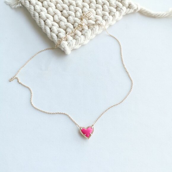 Authentic Kendra Scott Ari Heart Gold Magenta magnesite Pendant Necklace - Picture 2 of 3